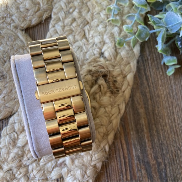 ⏱️ Men’s Gold Michael Kors Watch | Classic Style - Picture 6 of 15